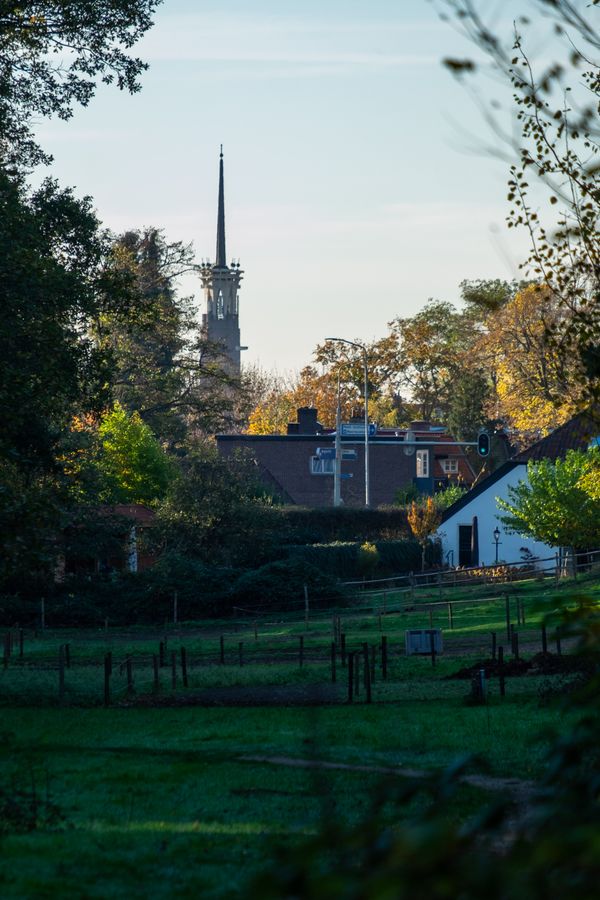 Doorkijk naar de kerktoren op de  Hengstdalseweg